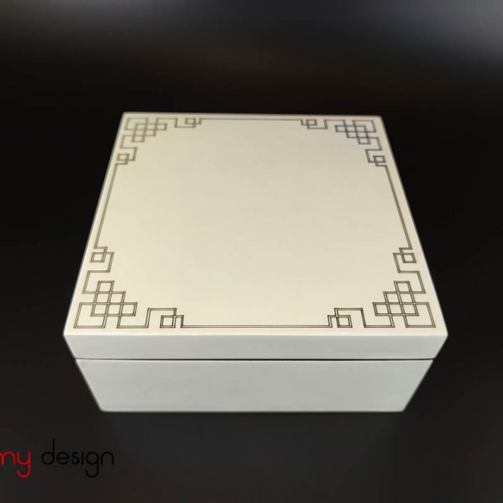 Square lacquer box with engraved pattern 20cm